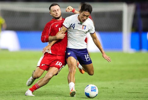 Pesepak bola Timnas Indonesia Anthony Klok berebut bola dengan pesepak bola Timnas Taiwan Kuo Po Wei  dalam FIFA Matchday di Stadion Gelora Bung Tomo, Surabaya, Jawa Timur, Jumat (5/9/2025).