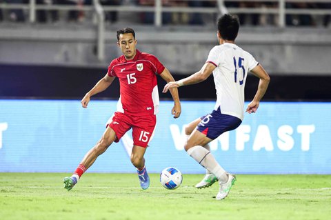 Pesepak bola Timnas Indonesia Milano Jonathans berebut bola dengan pesepak bola Timnas Taiwan Huang Tzu Ming  dalam FIFA Matchday di Stadion Gelora Bung Tomo, Surabaya, Jawa Timur, Jumat (5/9/2025).