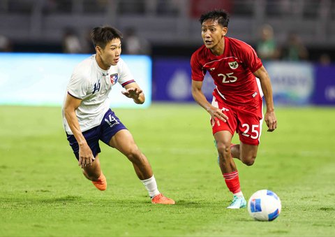 Pesepak bola Timnas Indonesia Becham Nugraha berebut bola dengan pesepak bola Timnas Taiwan Kuo Po Wei  dalam FIFA Matchday di Stadion Gelora Bung Tomo, Surabaya, Jawa Timur, Jumat (5/9/2025).