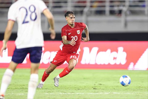 Pesepak bola Timnas Indonesia Pattynama membawa bola ke arah gawang Timnas Taiwan dalam FIFA Matchday di Stadion Gelora Bung Tomo, Surabaya, Jawa Timur, Jumat (5/9/2025).
