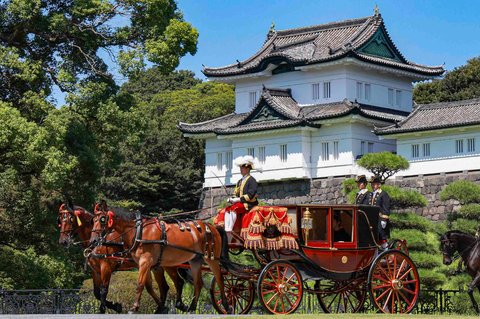 Putra Mahkota Akishino Pangeran Hisahito dari Jepang mengenakan kostum upacara  berangkat menuju sebuah upacara dengan kereta kuda di Istana Kekaisaran di Tokyo, Jepang, Sabtu (06/09/2025).