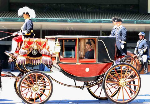 Putra Mahkota Akishino Pangeran Hisahito dari Jepang mengenakan kostum upacara  berangkat menuju sebuah upacara dengan kereta kuda di Istana Kekaisaran di Tokyo, Jepang, Sabtu (06/09/2025).