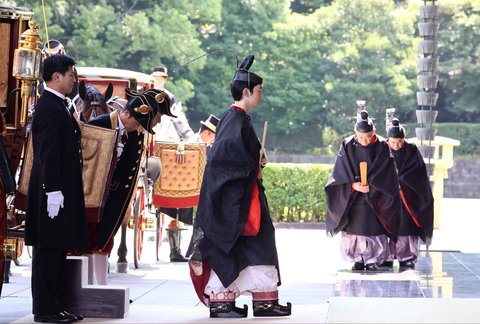 Putra Mahkota Akishino Pangeran Hisahito dari Jepang mengenakan kostum upacara  berangkat menuju sebuah upacara dengan kereta kuda di Istana Kekaisaran di Tokyo, Jepang, Sabtu (06/09/2025).