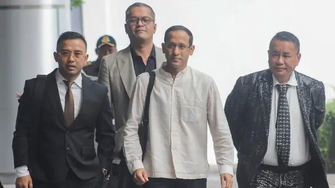 Mantan Menteri Pendidikan, Kebudayaan, Riset dan Teknologi (Mendikbudristek) Nadiem Makarim (ketiga kiri) saat tiba di area Gedung Kejaksaan Agung (Kejagung), Jakarta, Selasa (15/7/2025). (me
