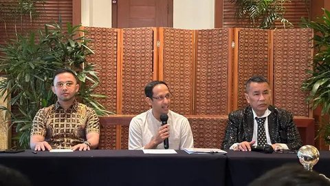 Mantan Menteri Pendidikan, Kebudayaan, Riset dan Teknologi (Mendikbudristek) Nadiem Makarim (ketiga kiri) saat tiba di area Gedung Kejaksaan Agung (Kejagung), Jakarta, Selasa (15/7/2025). (me