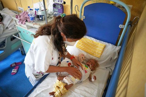 Balita Gaza Shamm Qudeih menerima perawatan medis dari Dr. Margherita Rosa di Rumah Sakit Anak Santobono Pausilipon di Naples, Italia selatan, Selasa (02/09/2025)