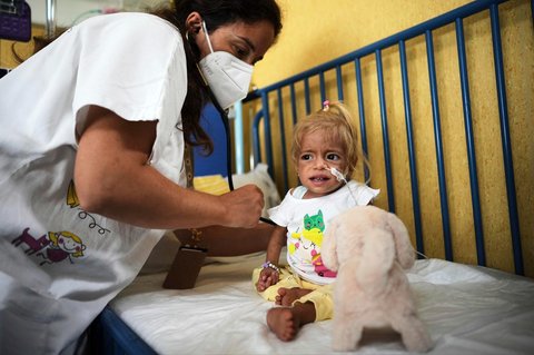 Balita Gaza Shamm Qudeih menerima perawatan medis dari Dr. Margherita Rosa di Rumah Sakit Anak Santobono Pausilipon di Naples, Italia selatan, Selasa (02/09/2025)