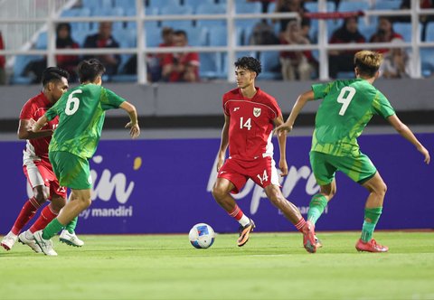 Pesepak bola Timnas Indonesia U-23 Rafael Struick mengecoh pesepak bola Timnas Makau U-23 dalam kualifikasi Grup J Piala Asia U-23 2026 di Stadion Gelora Delta Sidoarjo, Jawa Timur, Sabtu (6/9/2025).