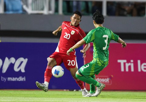 Pesepak bola Timnas Indonesia U-23 Alfharezzi Buffon mengecoh pesepak bola Timnas Makau U-23 Leong Kun dalam kualifikasi Grup J Piala Asia U-23 2026 di Stadion Gelora Delta Sidoarjo, Jawa Timur, Sabtu (6/9/2025).