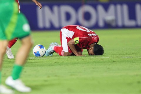 Pesepak bola Timnas Indonesia U-23 Arkhan Fikri bersujud syukur usai membobol gawang Timnas Makau U-23 dalam kualifikasi Grup J Piala Asia U-23 2026 di Stadion Gelora Delta Sidoarjo, Jawa Timur, Sabtu (6/9/2025).