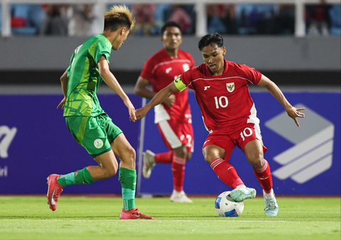 Pesepak bola Timnas Indonesia U-23 Alrkhan Fikri membawa bola dalam kualifikasi Grup J Piala Asia U-23 2026 di Stadion Gelora Delta Sidoarjo, Jawa Timur, Sabtu (6/9/2025).