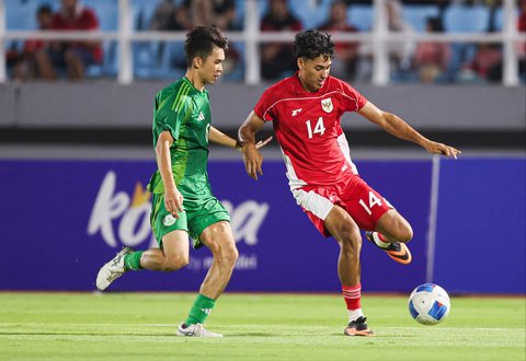 Pesepak bola Timnas Indonesia U-23 Rafael Struick berebut bola dengan pesepak bola Timnas Makau U-23 Wong Kit Wai dalam kualifikasi Grup J Piala Asia U-23 2026 di Stadion Gelora Delta Sidoarjo, Jawa Timur, Sabtu (6/9/2025).