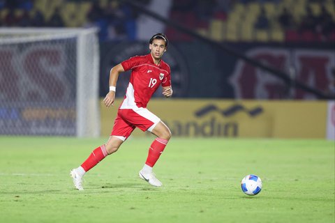 Pesepak bola Timnas Indonesia U-23  Dion Markx membawa bola dalam kualifikasi Grup J Piala Asia U-23 2026 di Stadion Gelora Delta Sidoarjo, Jawa Timur, Sabtu (6/9/2025).