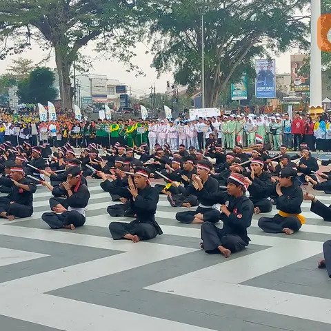 Penampilan pencak silat saat pembukaan Pospeda Jawa Barat 2024 di Lapang Merdeka Kota Sukabumi (Liputan6.com/Istimewa).