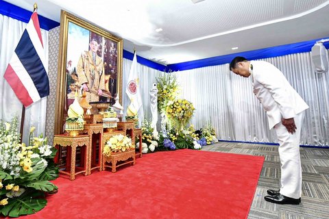 Pemimpin Partai Bhumjaithai, Anutin Charnvirakul, sedang memberikan penghormatan kepada gambar Raja Thailand Maha Vajiralongkorn saat upacara pelantikan kerajaan yang mengangkatnya sebagai perdana menteri baru Thailand di Bangkok, Minggu (07/09/2025).