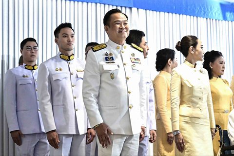 Pemimpin Partai Bhumjaithai, Anutin Charnvirakul, berdiri bersama anggota kabinetnya saat menghadiri upacara pengesahan kerajaan yang mengangkatnya sebagai perdana menteri baru Thailand di Bangkok, Minggu (07/09/2025).