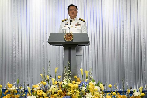 Perdana Menteri baru Thailand, Anutin Charnvirakul, menyampaikan sambutan kepada perwakilan media setelah upacara pengesahan kerajaan di kantor pusat Partai Bhumjaithai di Bangkok Minggu (07/09/2025).