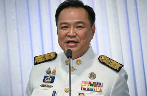 Perdana Menteri baru Thailand, Anutin Charnvirakul, menyampaikan sambutan kepada perwakilan media setelah upacara pengesahan kerajaan di kantor pusat Partai Bhumjaithai di Bangkok Minggu (07/09/2025).