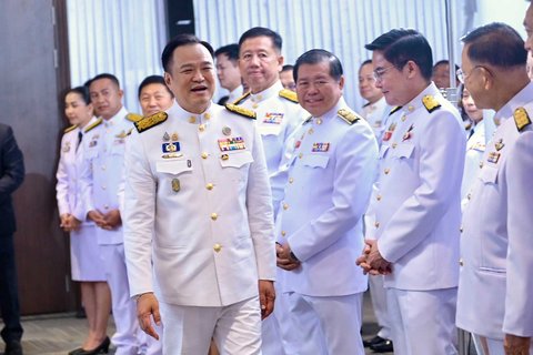 Perdana Menteri baru Thailand, Anutin Charnvirakul , berbicara kepada anggota parlemen Bhumjai Thai di kantor pusat Partai Bhumjaithai di Bangkok Minggu (07/09/2025).