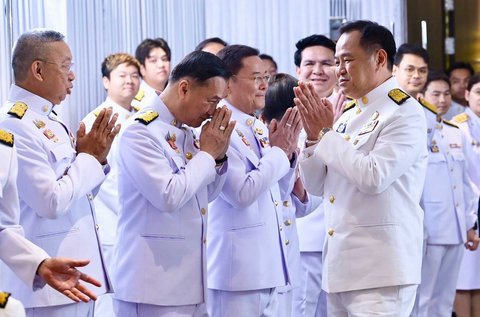 Perdana Menteri baru Thailand, Anutin Charnvirakul , berbicara kepada anggota parlemen Bhumjai Thai di kantor pusat Partai Bhumjaithai di Bangkok Minggu (07/09/2025).