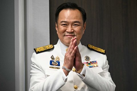 Perdana Menteri baru Thailand, Anutin Charnvirakul, menyampaikan sambutan kepada perwakilan media setelah upacara pengesahan kerajaan di kantor pusat Partai Bhumjaithai di Bangkok Minggu (07/09/2025).