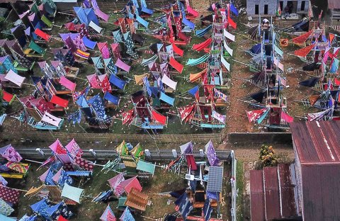 Miniatur perahu Pinisi, perahu layar tradisional setempat, yang dipajang oleh warga  berisi telur berwarna dan berbagai barang lainnya untuk memperingati Maulid Nabi Muhammad SAW, di Desa Damai, Sulawesi Selatan, Minggu (07/09/2025).