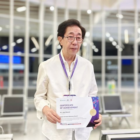 Direktur Sido Muncul Dr. (H.C) Irwan Hidayat menunjukkan piagam penghargaan Perdami Awards 2025.
