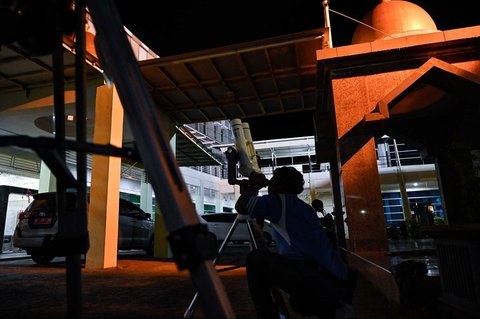 Petugas observatorium Tgk Chik Kuta Karang Kementerian Agama Provinsi Aceh memantau gerhana bulan total di Banda Aceh, Aceh, Senin (8/9/2025).