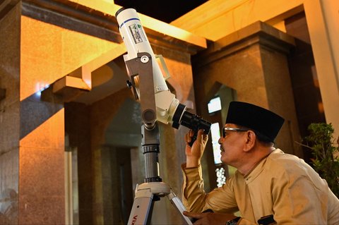 Petugas observatorium Tgk Chik Kuta Karang Kementerian Agama Provinsi Aceh memantau gerhana bulan total di Banda Aceh, Aceh, Senin (8/9/2025).