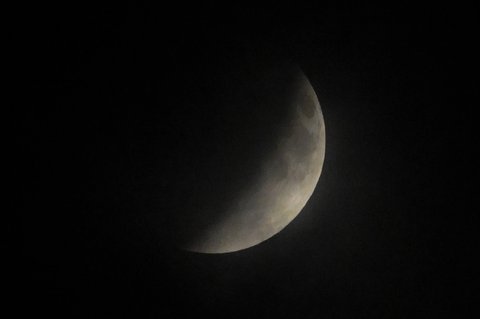 Bulan sebagian tertutup bayangan bumi selama fase gerhana bulan di Banda Aceh, Indonesia Senin (08/09/2025).