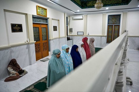 Warga bersama pegawai Kantor Wilayah Kementerian Agama Provinsi Aceh melaksanakan shalat gerhana bulan di Banda Aceh, Aceh, Minggu (07/09/2025).