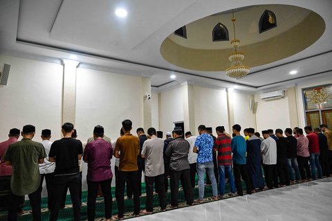 Warga bersama pegawai Kantor Wilayah Kementerian Agama Provinsi Aceh melaksanakan shalat gerhana bulan di Banda Aceh, Aceh, Minggu (07/09/2025).