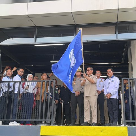 Halte TransJakarta Senen-Sentral Rusak Dibakar Massa Beres Diperbaiki