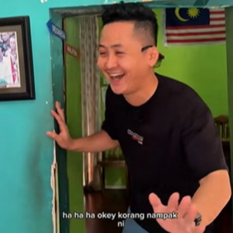 Unik! Rumah Ini Berdiri di Perbatasan Indonesia&ndash;Malaysia, Cuma Butuh Satu Langkah
