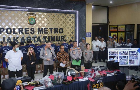 Kapolres Jakarta Timur Kombes Alfian Nurrizal saat konpers serangkaian penyerangan, perusakan, dan pembakaran yang melanda Markas Polres Metro Jakarta Timur serta enam polsek pada 30&ndash;31 Agustus 2025 di Mapolres Jakarta Timur, Jatinegara, Jakarta, Senin (08/09/2025).