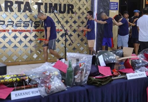 Barang bukti dan tersangka kasus serangkaian penyerangan, perusakan, dan pembakaran yang melanda Markas Polres Metro Jakarta Timur serta enam polsek pada 30&ndash;31 Agustus 2025 di Mapolres Jakarta Timur, Jatinegara, Jakarta, Senin (08/09/2025).
