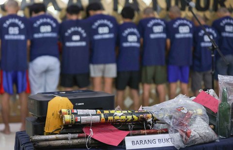Barang bukti dan tersangka kasus serangkaian penyerangan, perusakan, dan pembakaran yang melanda Markas Polres Metro Jakarta Timur serta enam polsek pada 30&ndash;31 Agustus 2025 di Mapolres Jakarta Timur, Jatinegara, Jakarta, Senin (08/09/2025).