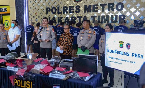 Kapolres Jakarta Timur Kombes Alfian Nurrizal saat konpers serangkaian penyerangan, perusakan, dan pembakaran yang melanda Markas Polres Metro Jakarta Timur serta enam polsek pada 30&ndash;31 Agustus 2025 di Mapolres Jakarta Timur, Jatinegara, Jakarta, Senin (08/09/2025).