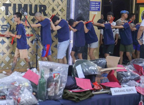Barang bukti dan tersangka kasus serangkaian penyerangan, perusakan, dan pembakaran yang melanda Markas Polres Metro Jakarta Timur serta enam polsek pada 30&ndash;31 Agustus 2025 di Mapolres Jakarta Timur, Jatinegara, Jakarta, Senin (08/09/2025).