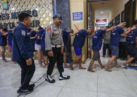 Tersangka kasus serangkaian penyerangan, perusakan, dan pembakaran yang melanda Markas Polres Metro Jakarta Timur serta enam polsek pada 30&ndash;31 Agustus 2025 di Mapolres Jakarta Timur, Jatinegara, Jakarta, Senin (08/09/2025).