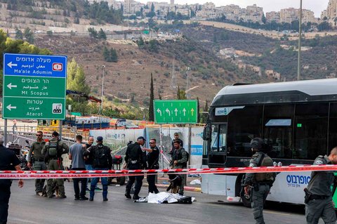 Pasukan keamanan Israel berkumpul di samping sebuah jenazah usai aksi penembakan di persimpangan jalan Ramot di Yerusalem timur, wilayah yang dianeksasi Israel, Senin (08/09/2025).