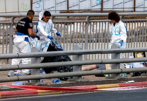 Tim forensik kepolisian Israel memeriksa jenazah di lokasi penembakan di persimpangan jalan Ramot di Yerusalem timur, wilayah yang dianeksasi Israel, Senin (08/09/2025).