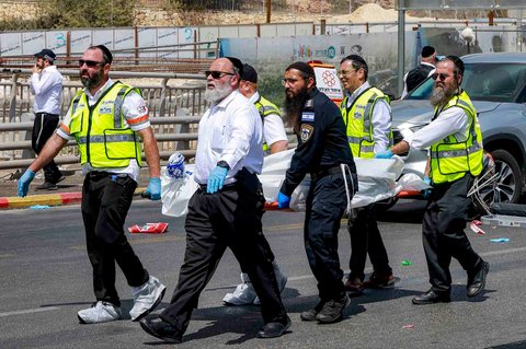 Tim Sar Zaka Israel mengevakuasi korban penembakan di persimpangan jalan Ramot di Yerusalem timur, wilayah yang dianeksasi Israel, Senin (08/09/2025).