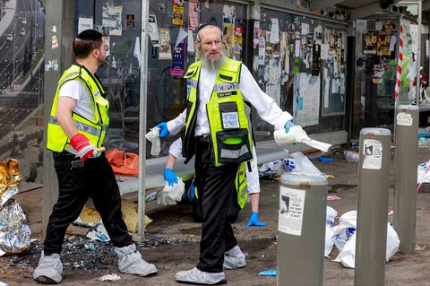 Tim Sar Zaka Israel mengumpulkan sampel di lokasi penembakan di persimpangan jalan Ramot di Yerusalem timur, wilayah yang dianeksasi Israel, Senin (08/09/2025).