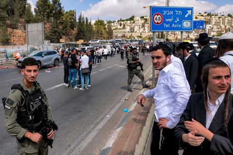 Warga berdiri  di lokasi penembakan di persimpangan jalan Ramot di Yerusalem timur, wilayah yang dianeksasi Israel, Senin (08/09/2025).