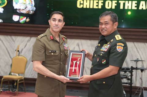 Kasad Jenderal TNI Maruli saat menerima kunjungan kehormatan Kepala Angkatan Darat Australia, Letnan Jenderal Simon Stuart di Mabesad, Jakarta, Senin (09/09/2025).