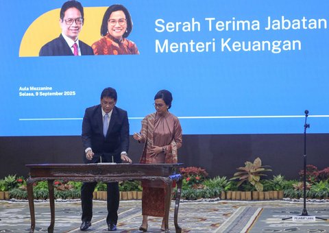 Menteri Keuangan Purbaya Yudhi Sadewa bersama pejabat lama Sri Mulyani Indrawati saat serah terima jabatan di Kemenkeu, Jakarta, Selasa (9/9/2025).