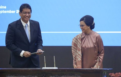 Menteri Keuangan Purbaya Yudhi Sadewa bersama pejabat lama Sri Mulyani Indrawati saat serah terima jabatan di Kemenkeu, Jakarta, Selasa (9/9/2025).
