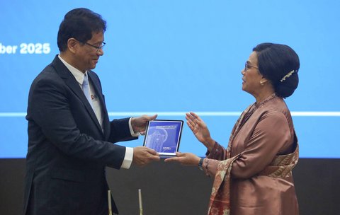 Menteri Keuangan Purbaya Yudhi Sadewa bersama pejabat lama Sri Mulyani Indrawati saat serah terima jabatan di Kemenkeu, Jakarta, Selasa (9/9/2025).