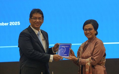 Menteri Keuangan Purbaya Yudhi Sadewa bersama pejabat lama Sri Mulyani Indrawati saat serah terima jabatan di Kemenkeu, Jakarta, Selasa (9/9/2025).